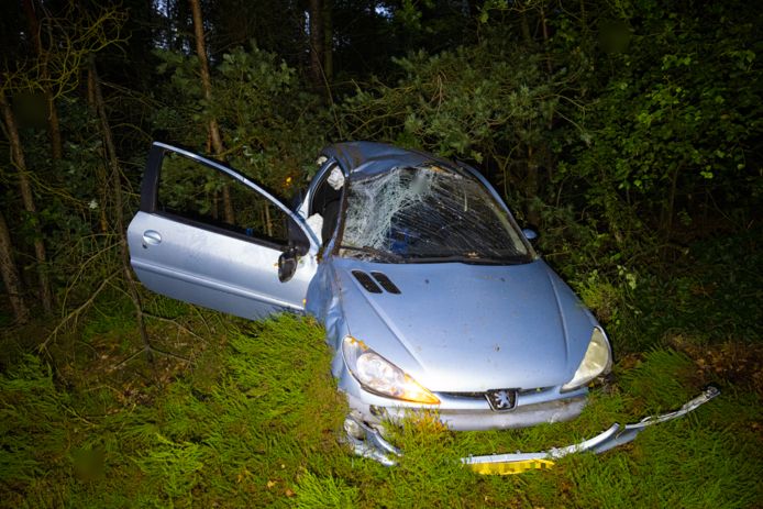Een auto kwam door nog onbekende oorzaak in de berm terecht van de A50 tussen Hattem en Heerde.