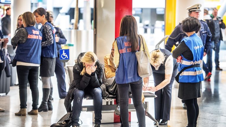 Familie en vrienden worden op de luchthaven in Düsseldorf opgevangen door een speciaal team van hulpverleners. Beeld Raymond Rutting/de Volkskrant