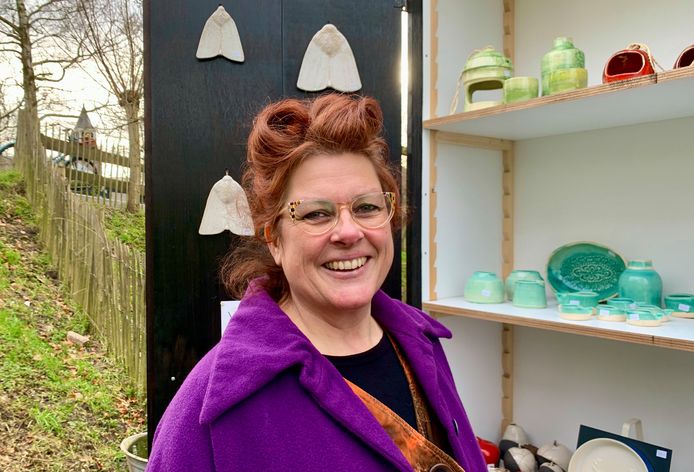 Claudia de Koster- Dekker verkoopt aan huis haar eigen keramiekwerk in Oosterwijk.
