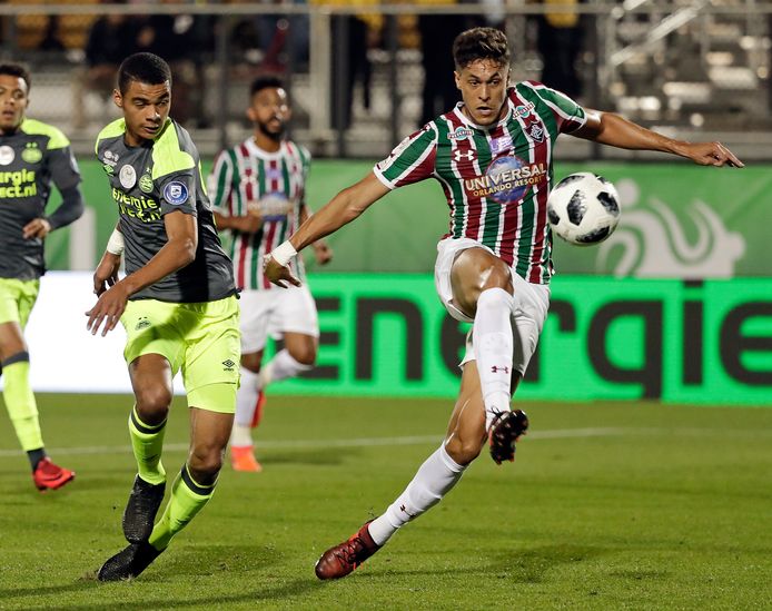 Cody Gakpo (links) in actie voor PSV 1 in het duel met Fluminense in Florida.