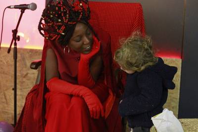 Queen Nikkolah, de vrouwelijke zwarte Sinterklaas, dan toch niet welkom in Gents stadhuis: “Je moet mensen meekrijgen, niet afstoten”