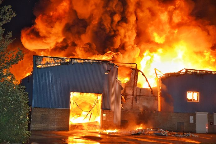 Zeer grote brand aan de Kroonstraat in Tilburg