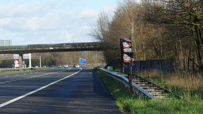 De plastic hoezen op de nieuwe verkeersborden raakt los.