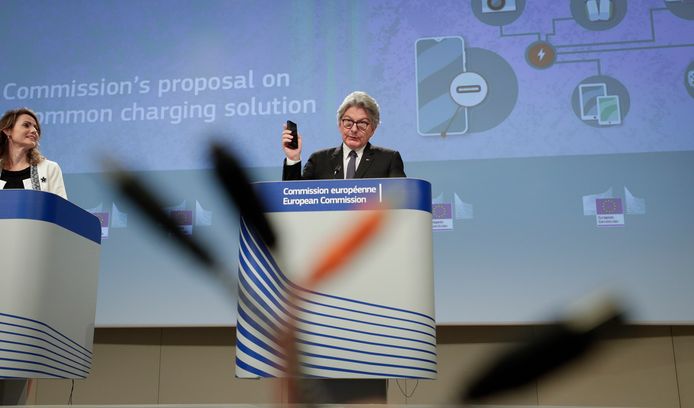 Eurocommissaris Thierry Breton (R) tijdens de presentatie van het voorstel vorige week.