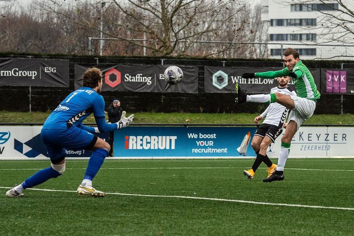 Baronie-speler Jens Wirix komt tekort om voorzet succesvol af te ronden.
