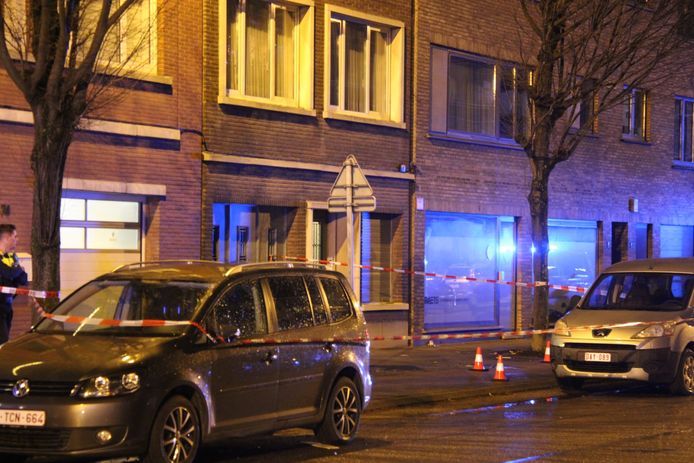 Een woning in de Nieuwdreef in Merksem werd onder vuur genomen.