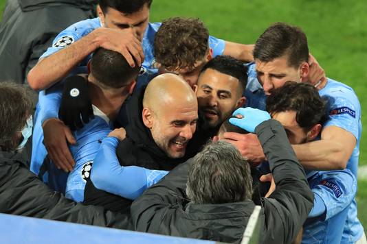 City-coach Pep Guardiola wordt bedolven onder zijn spelers na de 2-1 in Dortmund.