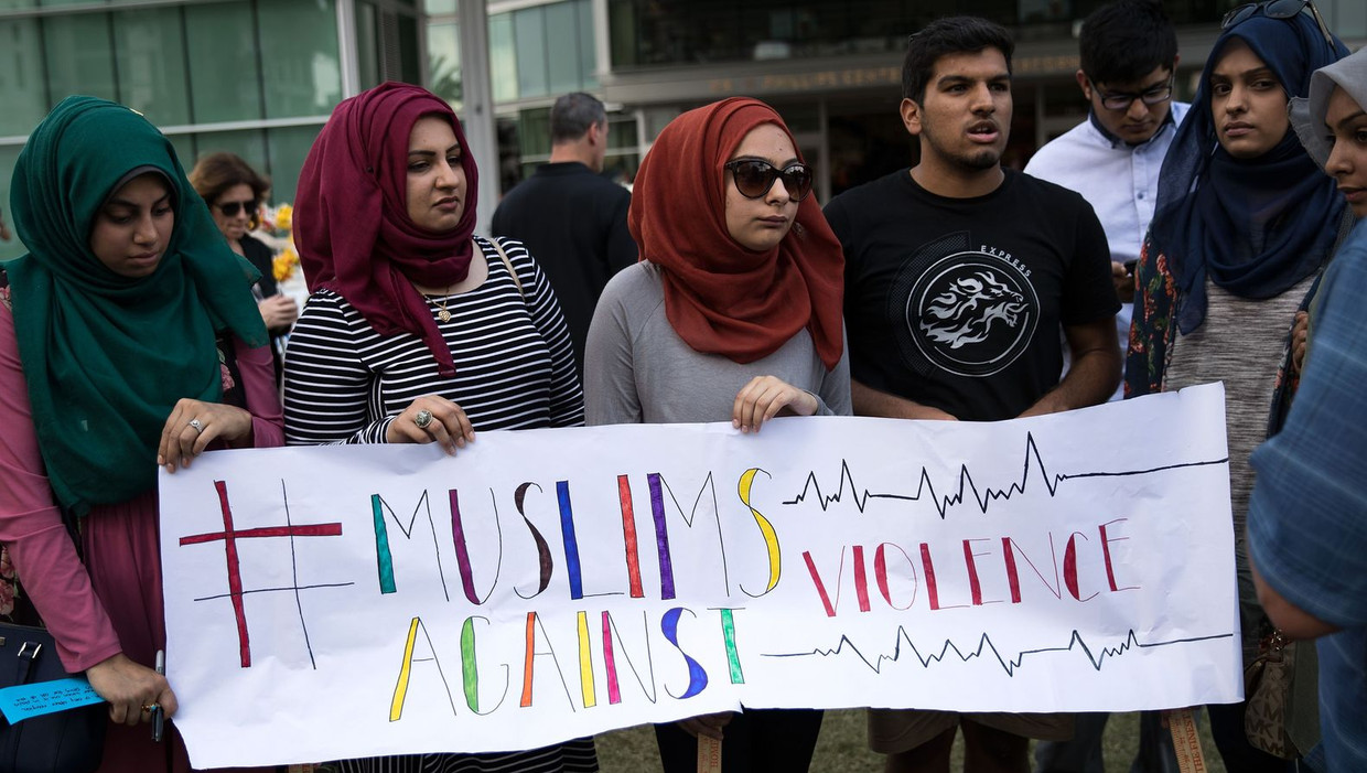 Mensen van het Husseini Islamic Center bij een herdenking van de schietpartij in Orlando. Beeld afp