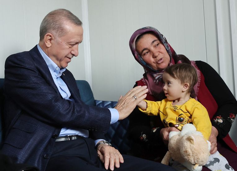 President Erdogan bezoekt getroffenen van de aardbeving in de stad Adiyaman. Tijdens dat bezoek bood hij zijn excuses aan voor de trage overheidsreactie op de aardbeving.  Beeld AFP