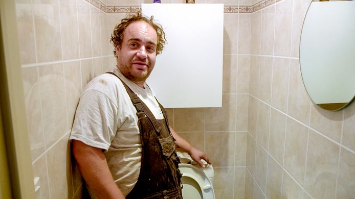 Tom Brugge (foto) heeft samen met Matthias een ontstoppingsbedrijf. Ze moeten vooral vochtige doekjes uit leidingen halen. “Die doekjes zijn zelfs na 20 jaar nog intact als we ze uit afvoerbuizen vissen.”