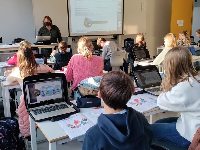 POPERINGE Dit schooljaar kregen alle leerlingen van de eerstes, derdes en vijfdes (oneven jaren) een laptop in bruikleen. Dat gebeurt op 1 september opnieuw, waardoor alle leerlingen van Bertinus Collectief over een laptop zullen beschikken tijdens de les en thuis. Samen met de leerkrachten zullen dat meer dan 2000 toestellen zijn.