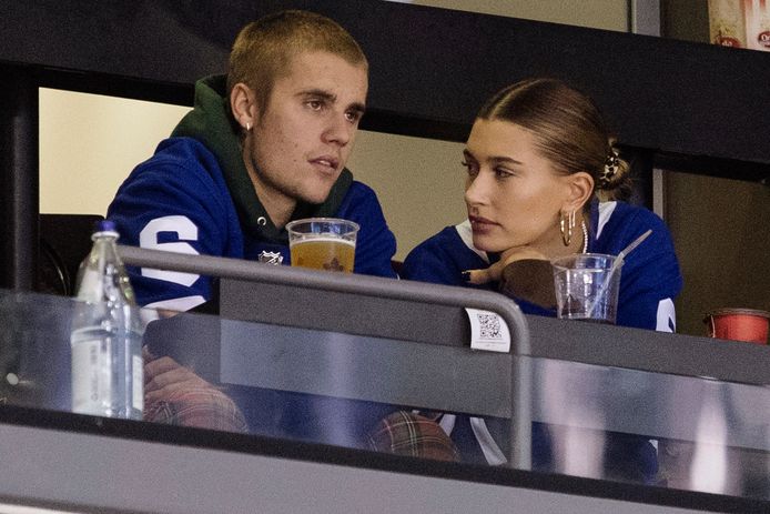 Justin Bieber en Hailey Baldwin in de tribune bij een hockeywedstrijd tussen de Philadelphia Flyers en de Toronto Maple Leafs in Toronto op 24 november 2018.