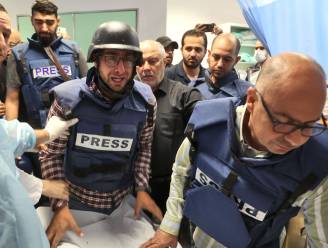 Huilende journalist Al Jazeera brengt neergeschoten collega binnen in ziekenhuis