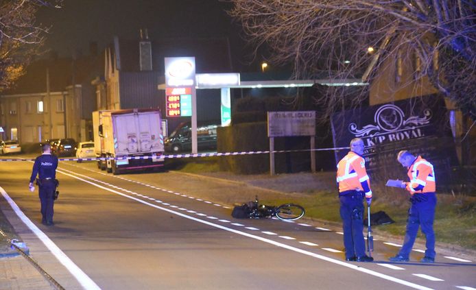 De 66-jarige fietser werd met zijn elektrische tweewieler zomaar van het fietspad gemaaid, langs de Mandellaan in Roeselare.