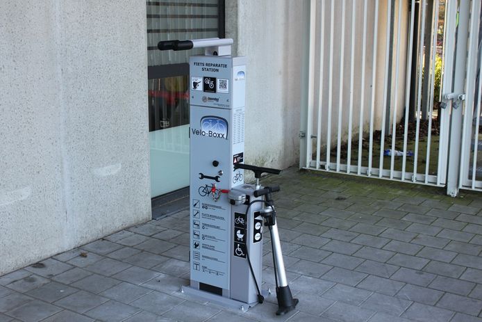 Zowel aan sporthal Den Draver als aan OC 't Waaigat werd een fietsherstelzuil geplaatst.