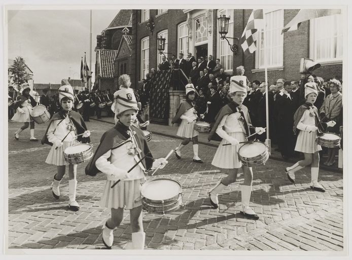 1964: de jeugddrumband van harmonie Apollo treedt op bij de heropening van het gemeentehuis op de Markt in Etten-Leur, na een verbouwing. Defilé door verschillende verenigingen. foto Jan Sturm/Collectie West-Brabants Archief