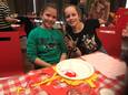 Vriendinnen Anna en Julia maken een surprise voor Sinterklaas in buurthuis ’t Nut in Warnsveld.