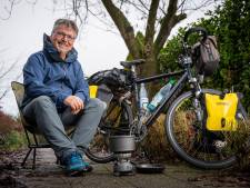 Theo uit Almelo beleeft op de fiets de gekste avonturen: ‘Ze vroegen of ik me in de Rijn wilde storten’