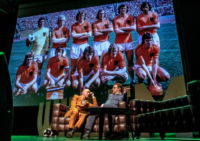 Wilfried de Jong praat met Willem van Hanegem over het WK van 1974.