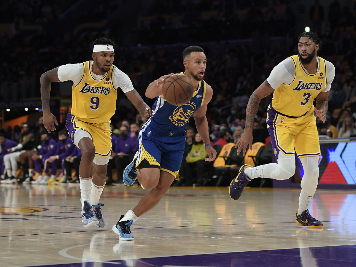 Stephen Curry (midden) in actie tegen LA Lakers.