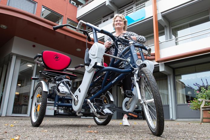 Verpleegkundige Anja Vrielink op de nieuwe duofiets van woonzorgcentrum De Blenke in Helendoorn.