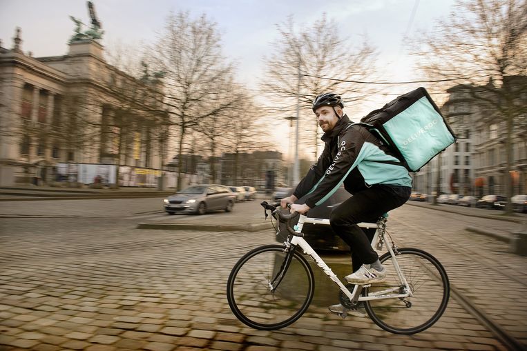 Een fietskoerier van Deliveroo op weg naar een klant. Beeld © Eric de Mildt