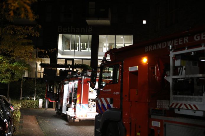 Aan de Plateelhof in Ede heeft zondagavond rond 22:05 uur brand gewoed bij zorgcentrum Bethanie. Meerdere brandweer wagens rukte uit.