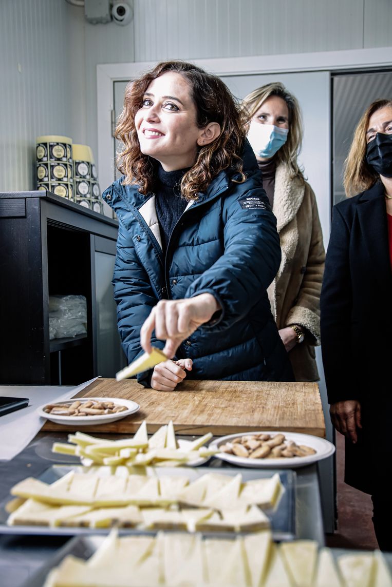 President van de regio Madrid Isabel Díaz Ayuso proeft een Manchego-kaas bij een bezoek aan een schapenkaasboerderij, november 2021. Beeld ANP / Zuma Press