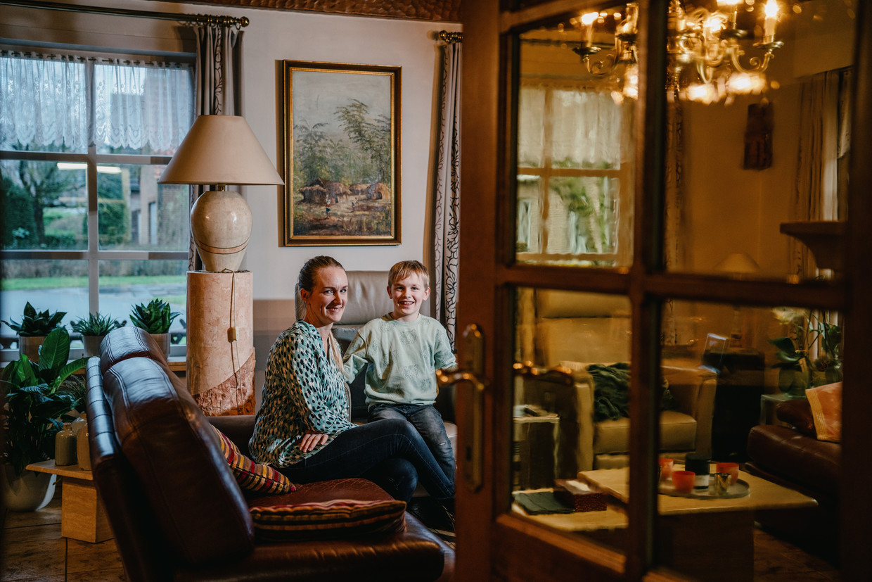 Sylvia Pattyn en haar zoon in het huis van de pleeggrootouders. Beeld Wouter Van Vooren