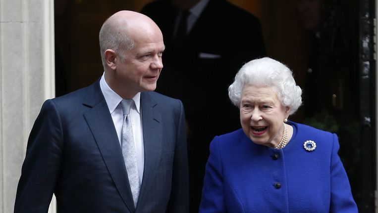 Koning Elizabeth en minister van Buitenlandse Zaken William Hague. Beeld ap