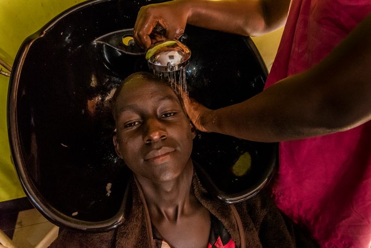 Haren wassen in kapsalon SuperB. Beeld Frederic Noy