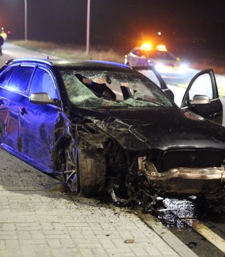 Bestuurder zwaargewond na crash tijdens achtervolging door politie in Oudenbosch