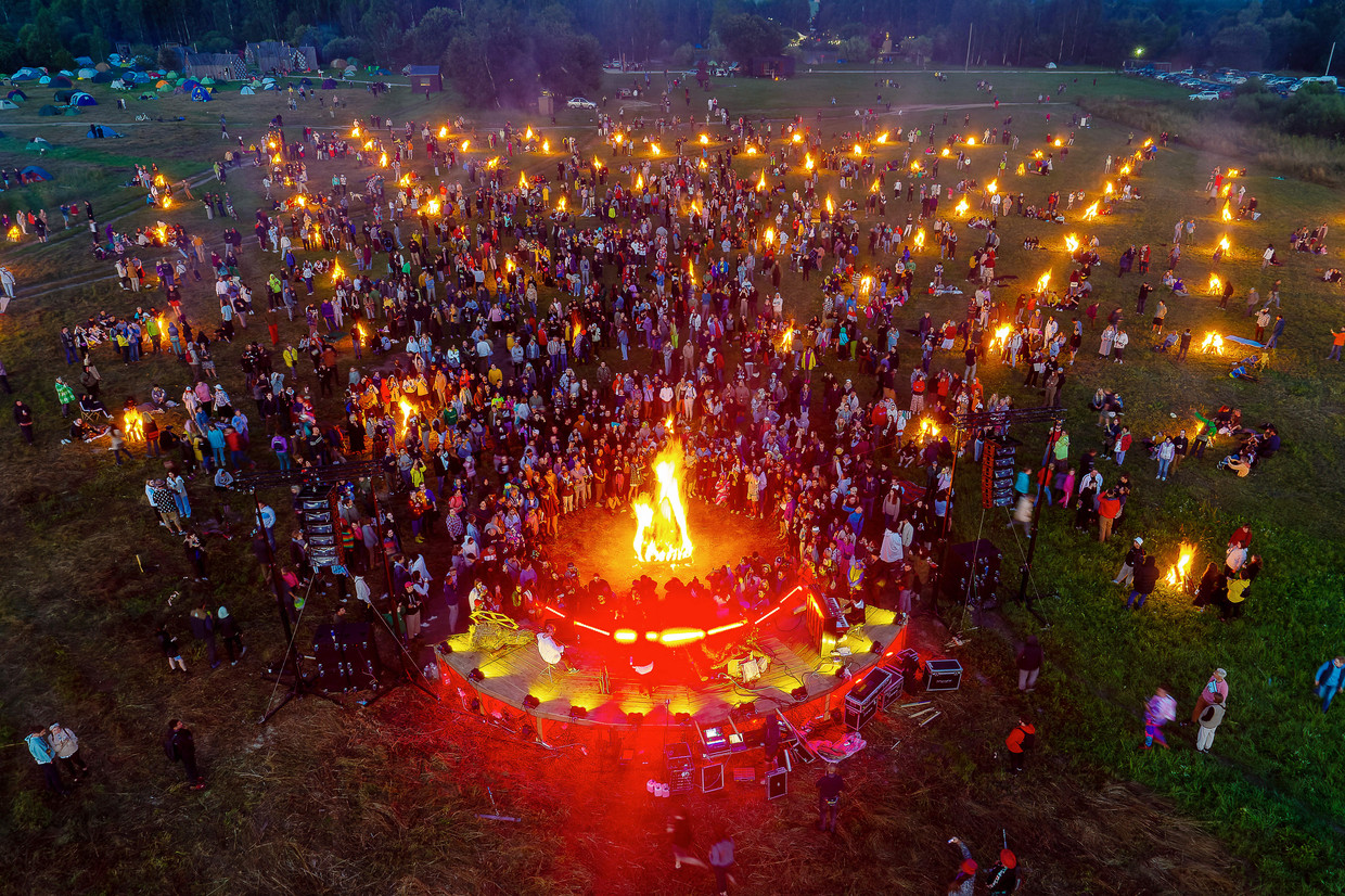 Een performance met honderd vuren op het kunstparkdomein in het Russische Nikola-Lenivets. Beeld BELGAIMAGE