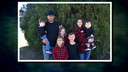 Een familiefoto van Kayla en Natan Dahl met hun vijf kinderen. Zoontje Brandon zit op mama's arm.