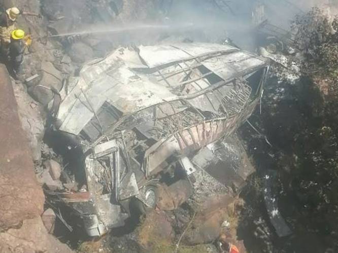 Bus stort van brug in Zuid-Afrika: minstens 45 doden, alleen jongen van 8 jaar overleeft