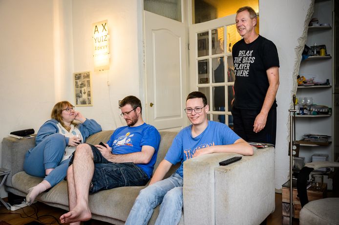 Jongere Martijn (rechts op de bank) in het gezin waar hij woont via Kamers met Aandacht, elders in Nederland