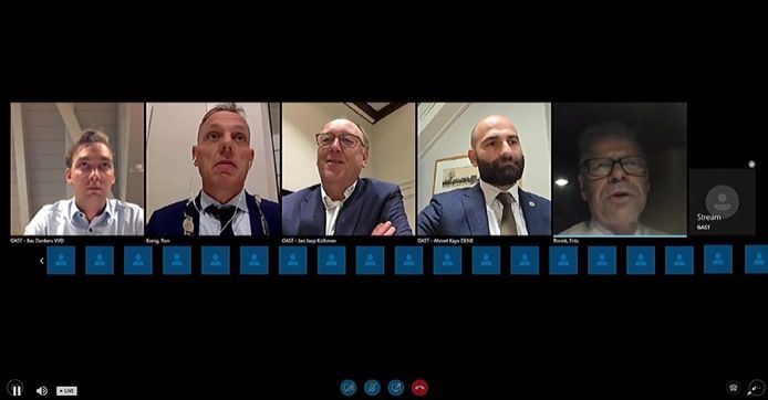 Screenshot van de digitale raadsvergadering, met rechts wethouder Frits Rorink (CDA), vanuit de auto ‘in de uitzending’.
