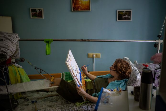 Dipinge nel suo letto d'ospedale per passare il tempo.