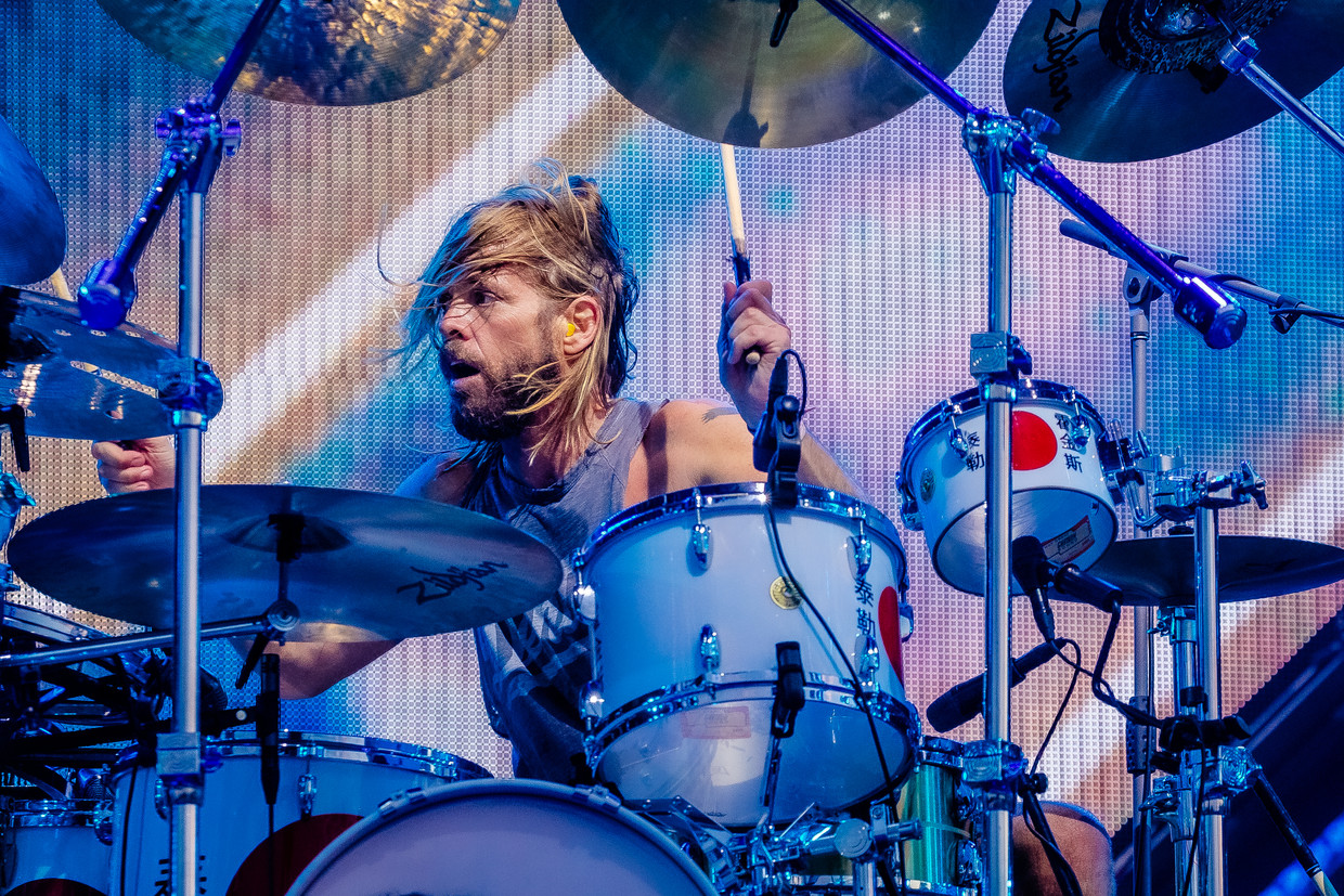 Drummer Taylor Hawkins op het Pinkop Festival in 2018. Op een Foo Fighters-concert was een energetische Hawkins bijna de grootste blikvanger. Dat fysieke leven kostte hem wellicht heel wat jaren. Beeld Ben Houdijk