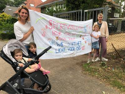 Ineens was daar een tennisbaan in hun achtertuin: 'Hoe moeten onze kinderen straks slapen?'