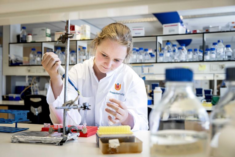 Een onderzoeker in het laboratorium van het Amsterdam UMC werkt eind mei aan een vaccin tegen het coronavirus. Beeld ANP