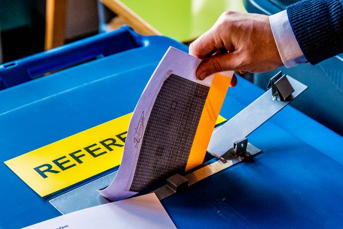 Kiezers brengen hun stem uit voor het raadgevend referendum in de Rotterdamse Katendrecht in het Walhalla theater.
