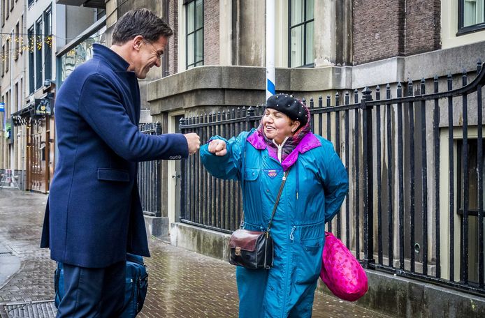 Mark Rutte arriveert bij de zoveelste formatiegesprekken tussen VVD, D66, CDA en ChristenUnie.