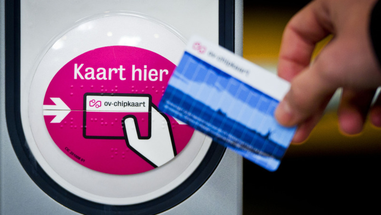 Een kaartlezer voor de ov-chipknip op een NS-station. © anp Beeld 