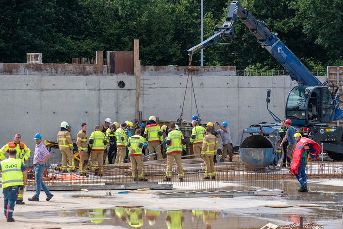 Een bedrijfsongeval op de bouwplaats van het nieuwe zwembad in Nunspeet legde maandag de werkzaamheden tijdelijk stil.