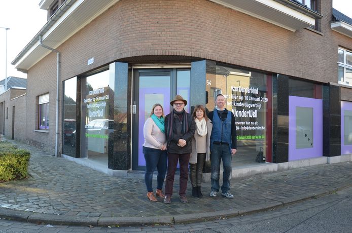 Adviseur en veiligheidscoördinator Marleen Cieters, voorzitter Firmin Verbrugge, coördinator Hilda Van Lishout en klusjesman Rudy Coppens aan de nieuwe kinderopvang Wonderwell in Welle.