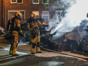 Bewoners schrikken van serie harde knallen: drie auto’s in Utrechtse wijk branden uit 