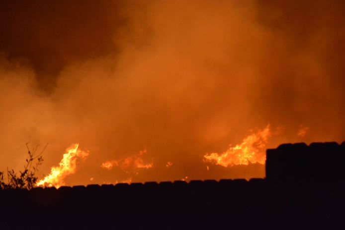 De brand in Someren is zondagavond nog hevig.