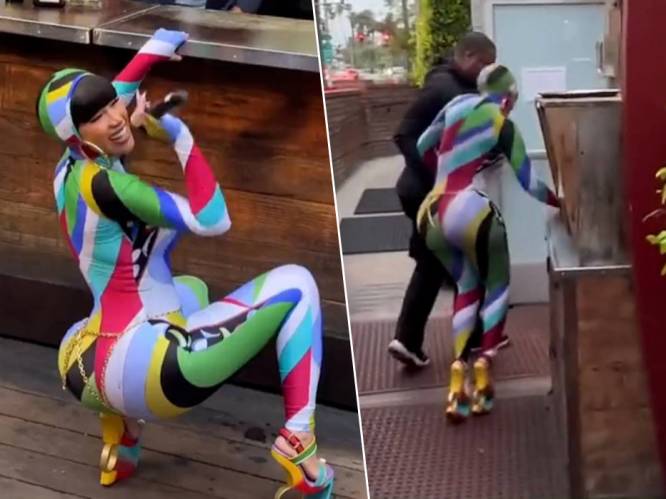 KIJK. Cardi B verschijnt in kleurrijke catsuit op event (maar struikelt door hoge hakken)