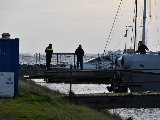 Hulpdiensten halen dode uit water in Brouwershaven, politie gaat uit van ongeluk